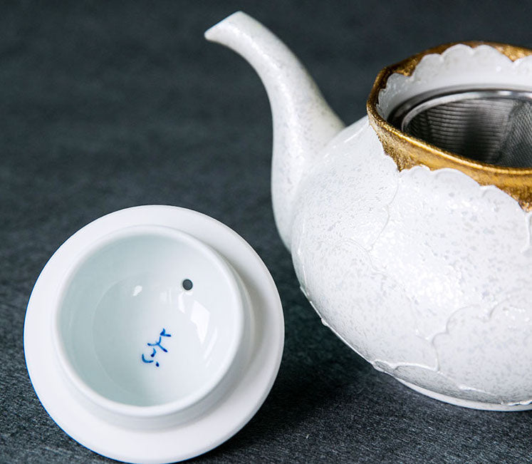 REFINED JAPANESE  ARITA-YAKI TEA POT